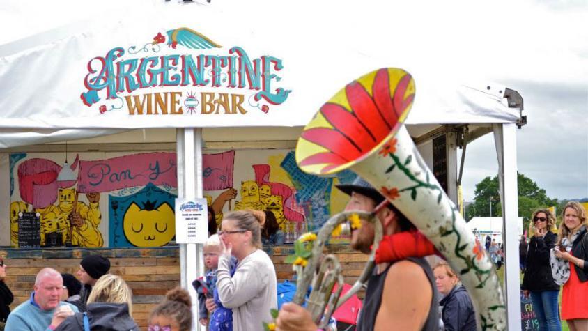 🍇 El Malbec reina... 👍 mientras el vino argentino sufre 👎🍷/ bit.ly/2UrsL9f  Enfoque para <a href="/mdzol/">MDZ Online</a> en el #MalbecWorldDay #DíaMundialdelMalbec #VinoArgentino