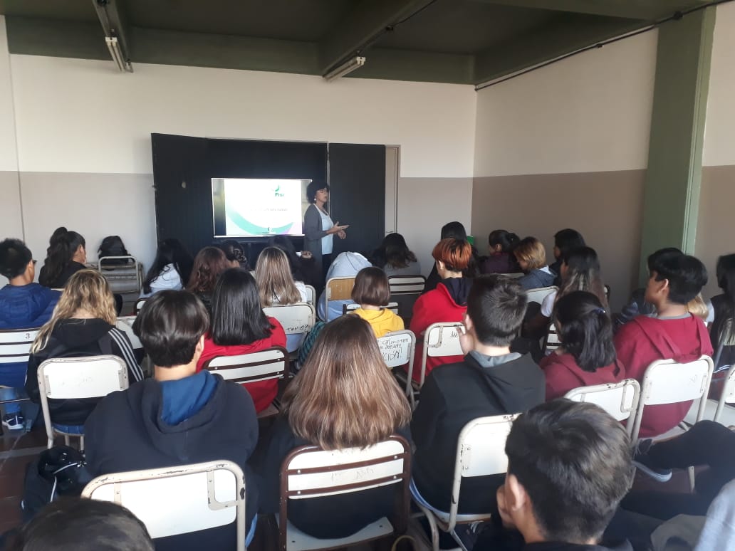 MPFCABA's tweet photo. En el Marco del programa "Los Fiscales a la Escuela", el día de la fecha, brindamos el Taller: #SegurosEnLaRed en el Colegio 17 Primera Junta, en Caballito, donde dictamos 2 cursos de "violencia en los noviazgos adolescentes" en total capacitamos a más de 150 alumnos 3er año. https://t.co/4cVU8p3FmA