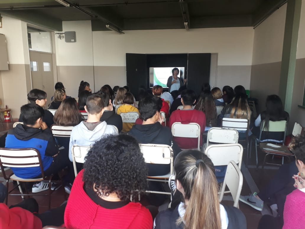 MPFCABA's tweet photo. En el Marco del programa "Los Fiscales a la Escuela", el día de la fecha, brindamos el Taller: #SegurosEnLaRed en el Colegio 17 Primera Junta, en Caballito, donde dictamos 2 cursos de "violencia en los noviazgos adolescentes" en total capacitamos a más de 150 alumnos 3er año. https://t.co/4cVU8p3FmA