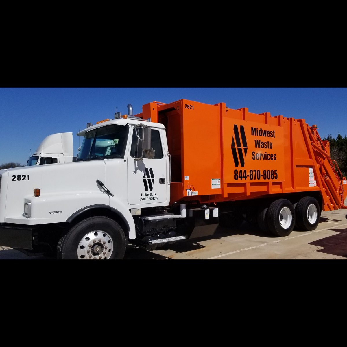 DumpsterDecals's tweet photo. We can always get your lettering on a ribbed truck. 😎 😎 
#MidwestWaste #EagleEyePartners #WeGotchaWrapped https://t.co/mfrVuZE4x7