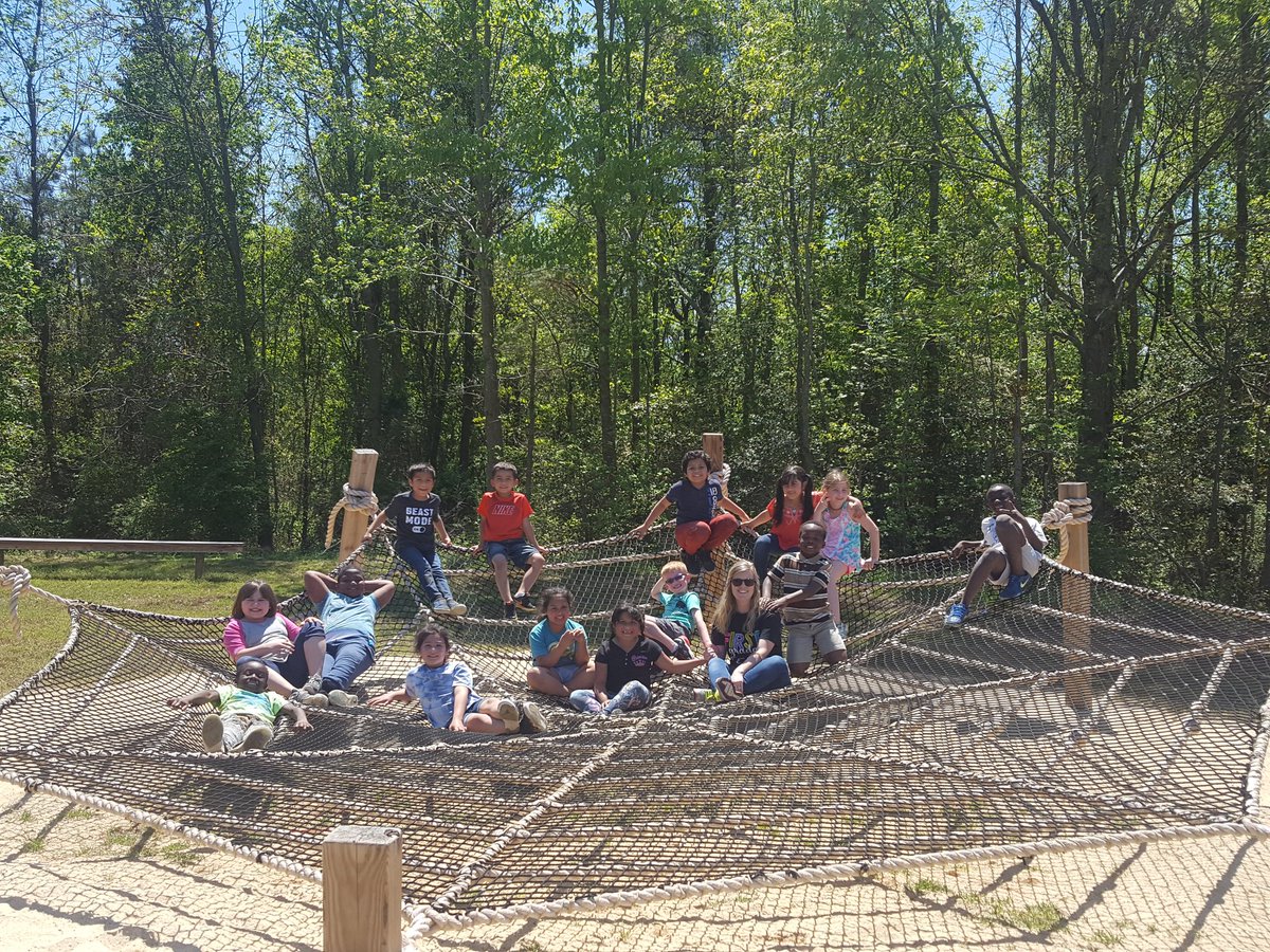 andi_whitley's tweet photo. We had a great day on our field trip to Deans Farm to pick strawberries and learn all about how they grow!🍓 #firstgradefun  #WeArePIRATES https://t.co/VP721OWr38