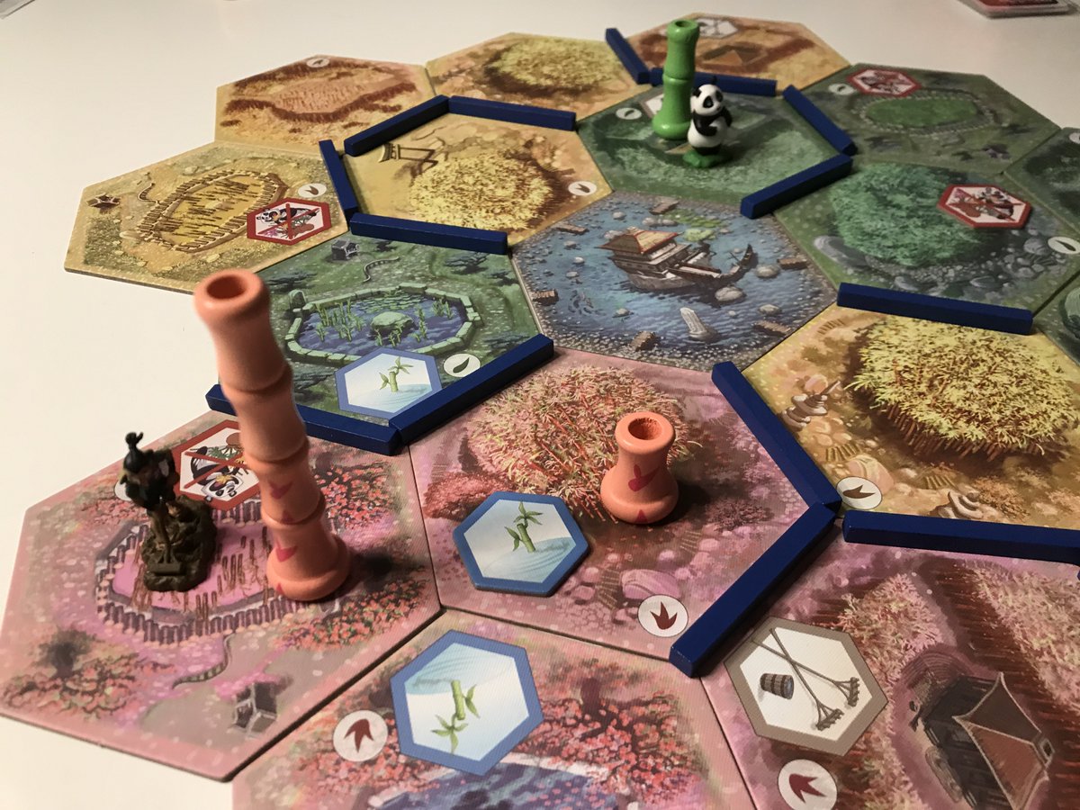 AkoaTujou's tweet photo. On ressort un classique ce soir avec l'excellent Takenoko chez @StudioBombyx et @EditionsMatagot
C'est toujours un plaisir de gérer notre jardinier et ce superbe panda. Un vrai jeu calibré pour la famille, et une grosse victoire de Kylian au passage !
#j2s #Defi5AnsEtPlus https://t.co/gdBApryAVw