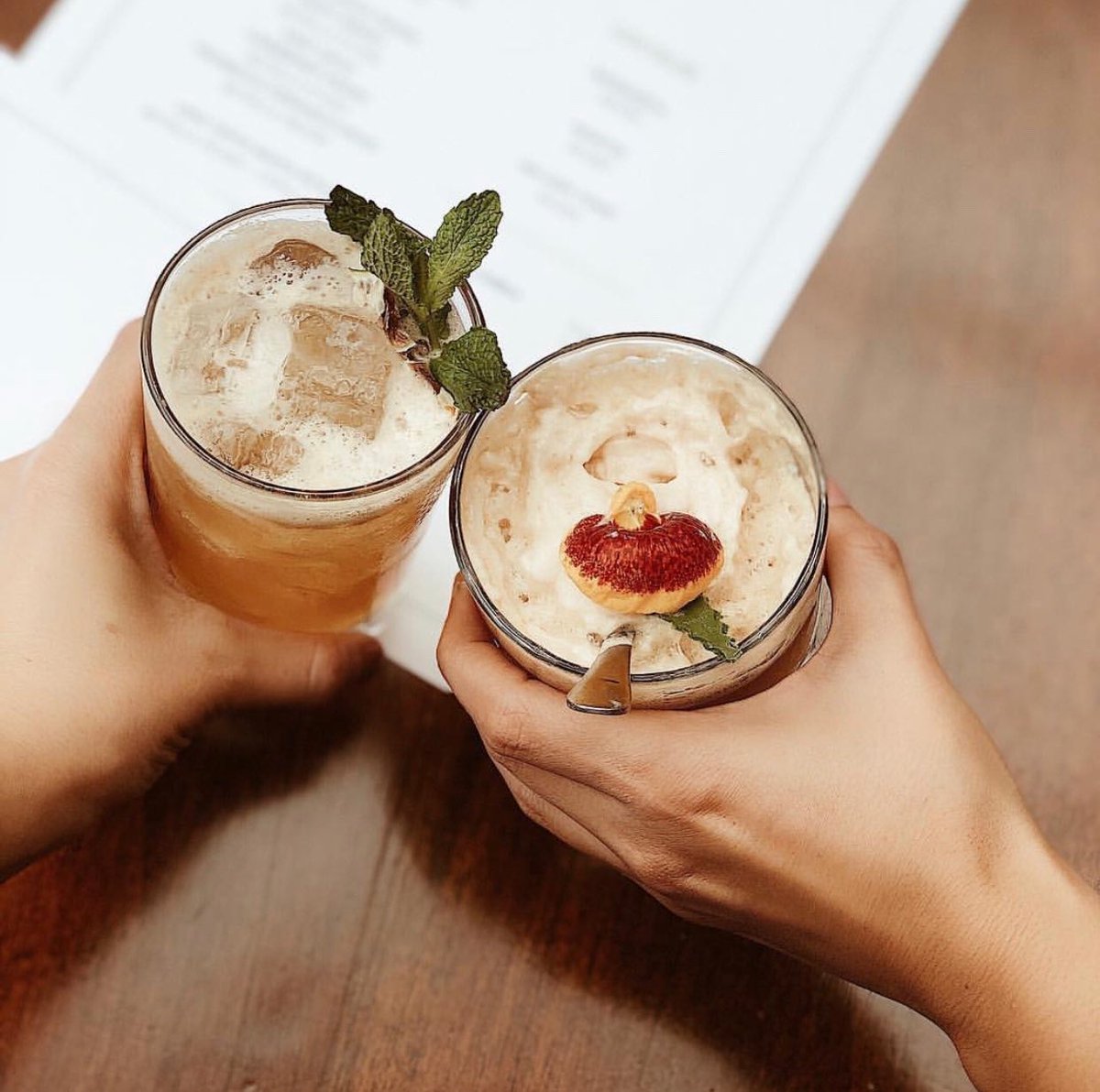 En #Bogota, toma #ParceRum en esta "Panaché" coctel en el restaurante Oculto🍹⁣⠀
+ Parce Rum⁣⠀
+ piña asada⁣⠀
+ vermut blanco⁣⠀
+ zumo de limón⁣⠀
+ sirope de caramelo de cerveza ⁣⠀
+ espuma de refajo