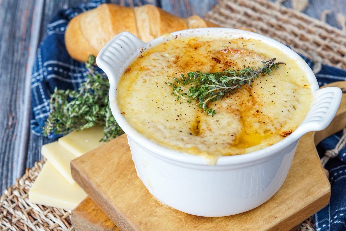 Updated photos for my Vegetarian French Onion Soup! Find the #recipe here: tarasmulticulturaltable.com/magic-kingdom-… #vegetarian #soup #frenchonion