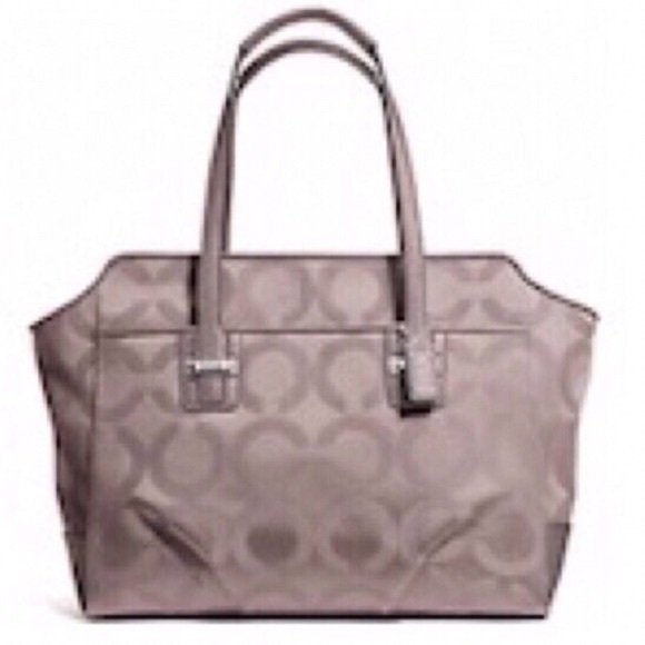 momisrandom's tweet photo. So good I had to share! Check out all the items I'm loving on @Poshmarkapp from @kaitlynsma1 #poshmark #fashion #style #shopmycloset #patronsofpeace #coach: https://t.co/WaXlTReXo9 https://t.co/elGrbHq7E3
