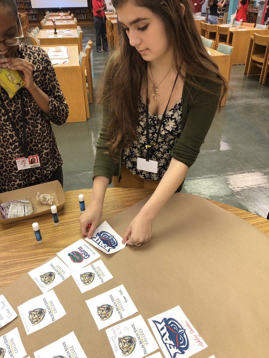 AlysiaPavilonis's tweet image. Today during #AVIDAwarenessWeek our seniors got “pinned” with their post secondary plans! They were all smiles to see who else is joining their schools! @SantalucesHS @Prin_Robinson @Moe_gator #SantalucesAVID In full swing!