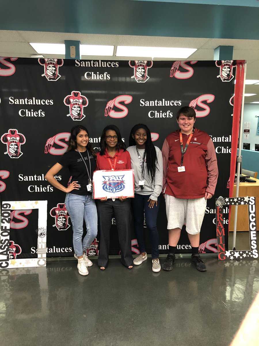AlysiaPavilonis's tweet image. Today during #AVIDAwarenessWeek our seniors got “pinned” with their post secondary plans! They were all smiles to see who else is joining their schools! @SantalucesHS @Prin_Robinson @Moe_gator #SantalucesAVID In full swing!