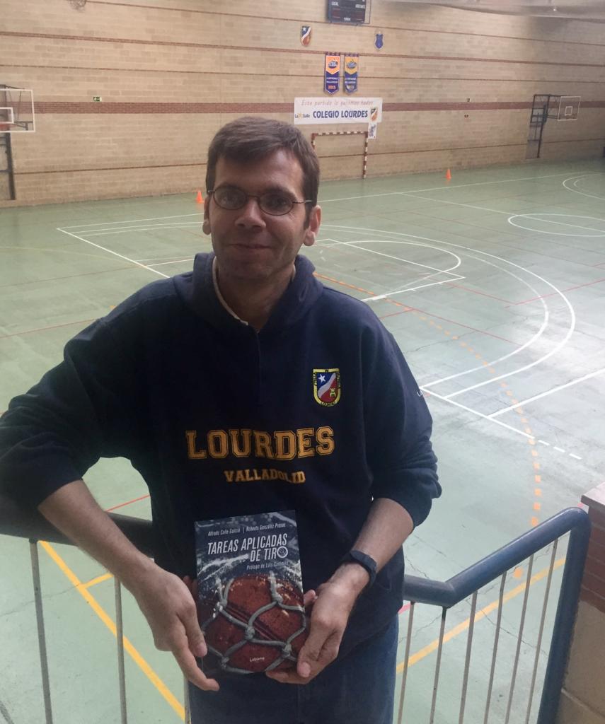 Fabuloso libro de Roberto González y <a href="/ALFREDOCALLE1/">ALFREDO CALLE GALICIA</a> compartiendo sus conocimientos.
Dos verdaderas personas que viven y sienten el baloncesto.