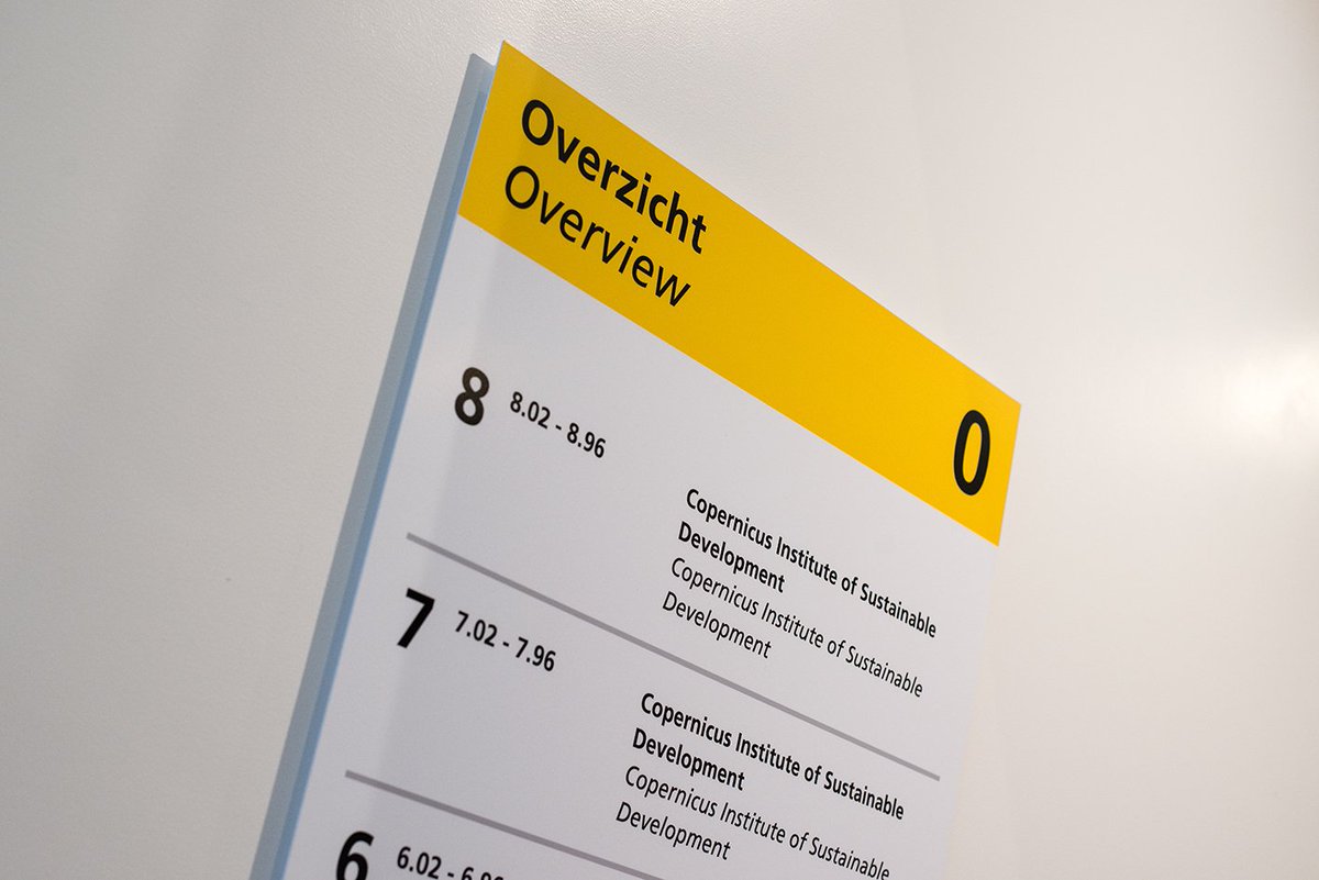 DVPD's tweet image. Weer een gebouw van Universiteit Utrecht opgeleverd met alle vormen van signing. #routeborden #bewegwijzering #digitaal #deurborden #hangborden