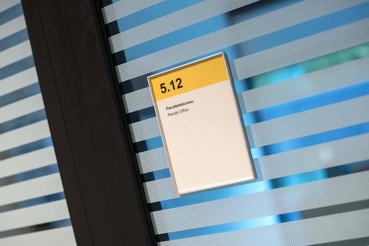 DVPD's tweet image. Weer een gebouw van Universiteit Utrecht opgeleverd met alle vormen van signing. #routeborden #bewegwijzering #digitaal #deurborden #hangborden