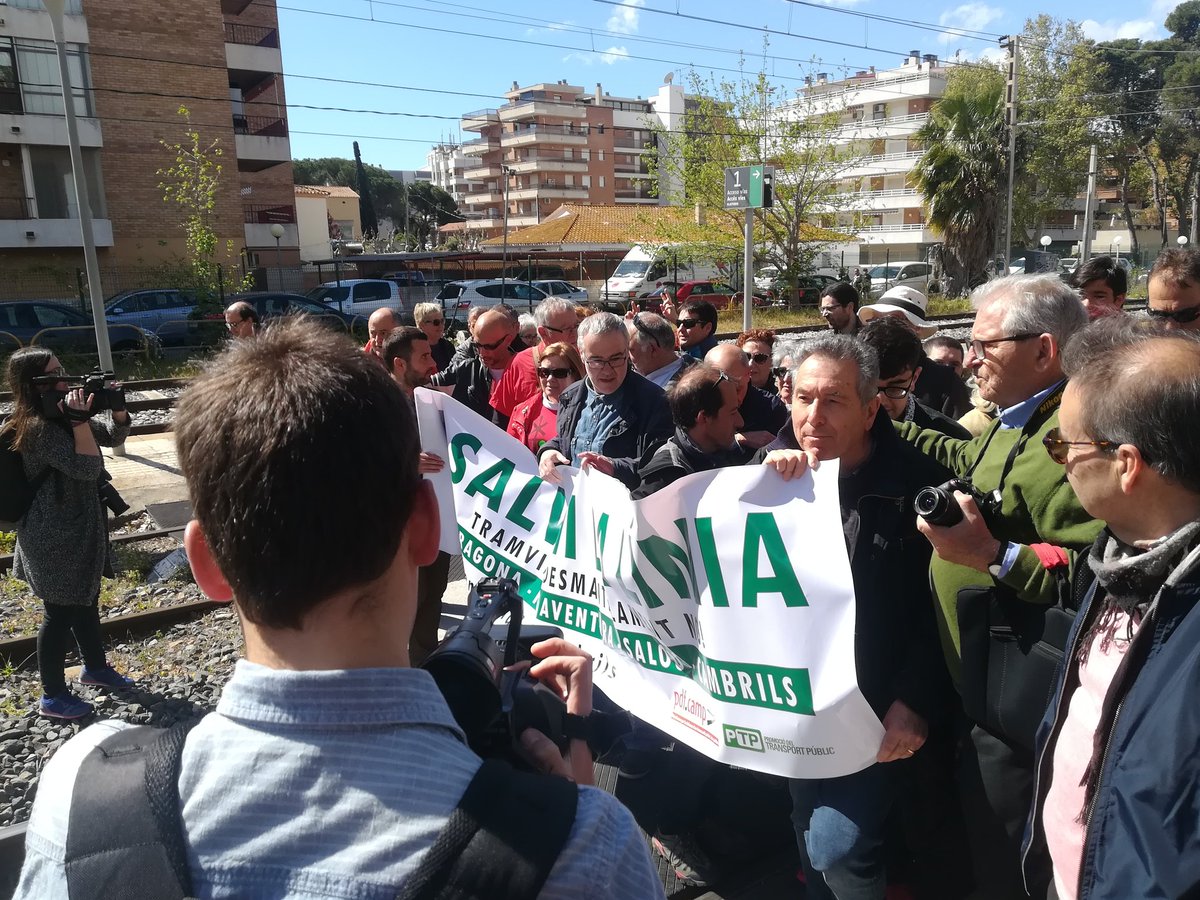 Ivan_Sanz_'s tweet photo. 🔝Estan sent uns dies força intensos.
🚈 Recordatori del dia 6, defensant amb els companxs de l'Assemblea de Cambrils el transport públic del territori. @AsdeCambrils
#Pdfcamp #PTP #EcologistesEnAcció
#greenpeace #Gecom https://t.co/2HIWYqeMcr