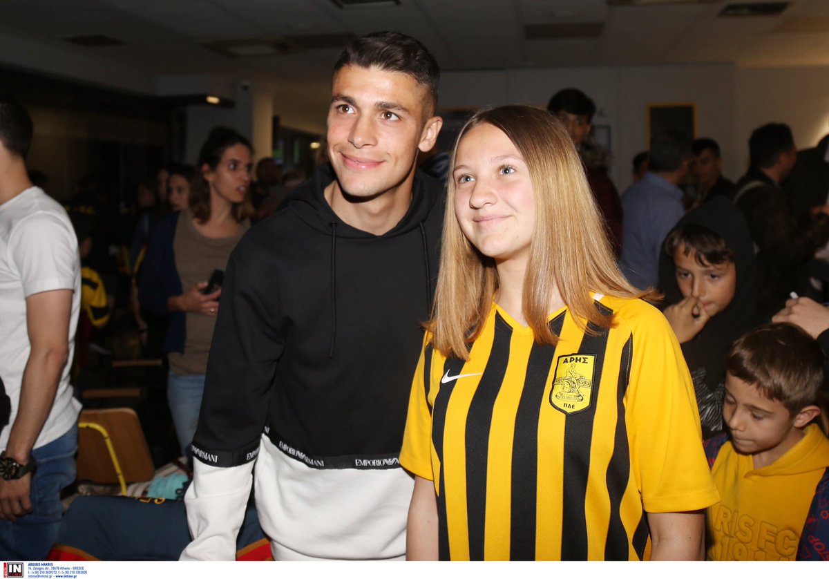 ARIS__FC's tweet photo. 📷: Στο Naos του Κλεάνθης Βικελίδης βρέθηκαν ο @mateogarcia_96 , ο @nicolas_martinez87 , ο @martintonso και ο Javier Matilla. Οι παίκτες μας συζήτησαν και φωτογραφήθηκαν με πολλούς μικρούς φίλους της ομάδας μας που γέμισαν ασφυκτικά το Naos...
#ForTheKids
#NextGenerationIsHere https://t.co/Sn3AQ2mHcK