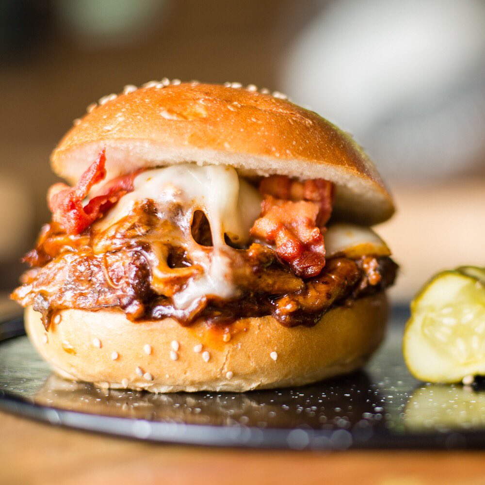 ¿Pensando en romper la dieta? ¡Con este sándwich de costilla BBQ no tendrás otra opción! 🐷🐽 #MercadoMolière #deli #foodie #cdmx