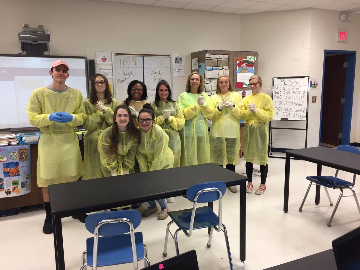 HSII students learning sterile techniques and enjoying dressing the part!@HardeeJudy <a href="/TheOfficialCvHS/">Cleveland High NC</a> @WilliamsonCvHS <a href="/HairrJenna/">Jenna Sauls Hairr</a> @JCPSCTE