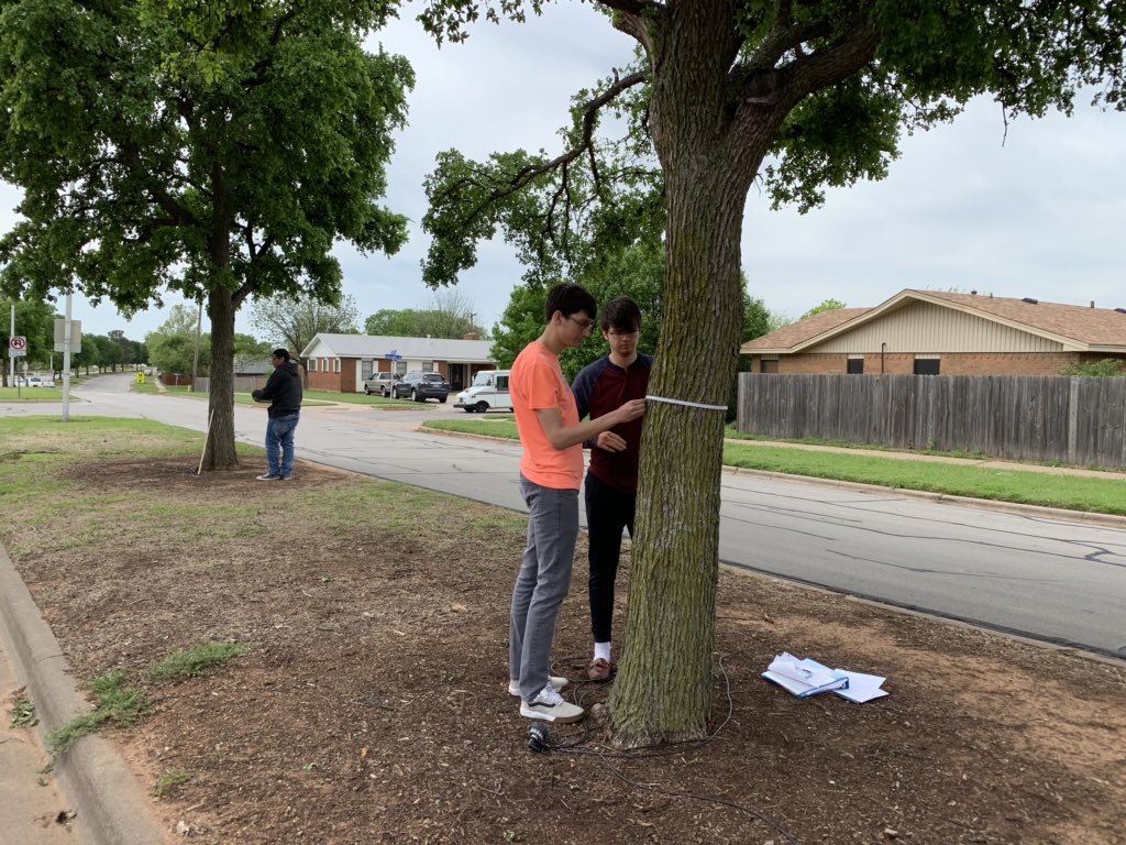 ThBryceisRight_'s tweet photo. Earth, Wind, and Fire @TexasOnRamps students calculating carbon storage in local trees! #iamwfisd @UrbanForestMap #bugfriend π https://t.co/Jsi9hBYofd