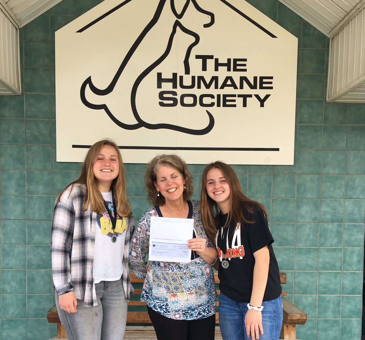 HSGC1926's tweet photo. Can you say FABULOUS????  That would be the name for Flushing High School who did a major fundraiser for us and brought in a check for $832 to go towards our “Project Bow Wow Bungalows”!  Thank you so much! #flushinghighschool #donation https://t.co/ctF81qX4JO