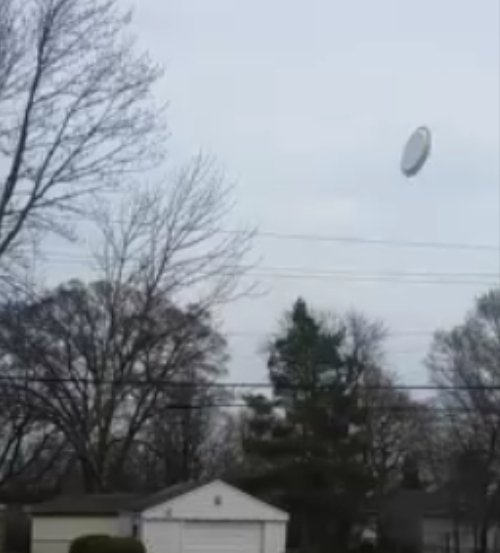 JohnELTenney's tweet photo. In honor of George Adamski's birthday I went outside and threw a paper plate in the air.
#UFO #UFOs #ufosighting #UAP #TTSA #FlyingSaucers https://t.co/RkSUd5pyoV