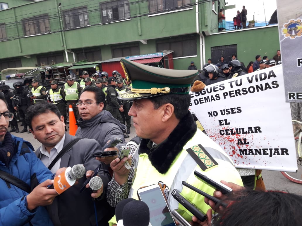 RadioLider97's tweet photo. #ElAlt
El Sub comandante de la @Pol_Boliviana Eduardo Rivera informa que se desplegará a 10.000 efectivos policiales por #SemanaSanta
#RadioLider97_GaldysTinta https://t.co/ttsVmM5Rwc