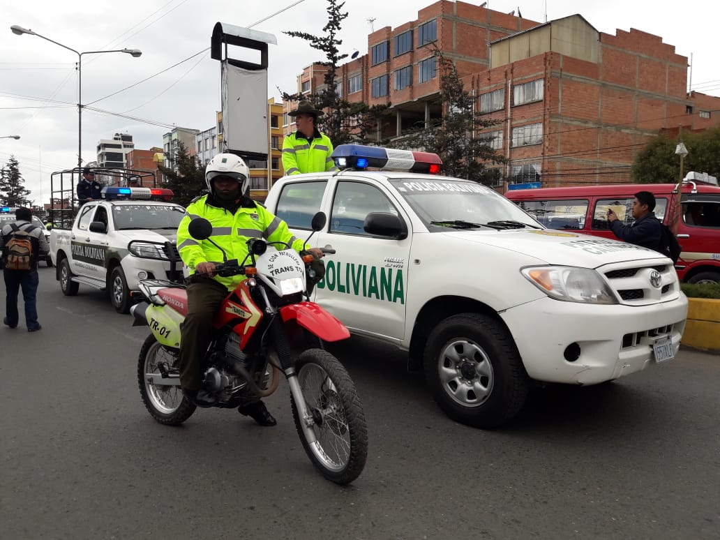 RadioLider97's tweet photo. #ElAlt
El Sub comandante de la @Pol_Boliviana Eduardo Rivera informa que se desplegará a 10.000 efectivos policiales por #SemanaSanta
#RadioLider97_GaldysTinta https://t.co/ttsVmM5Rwc