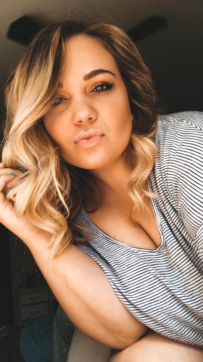 JohnsKayley's tweet photo. Not gonna lie, if I have a day off, I take my sweet time getting ready then selfie it up with my cat 🤷🏼‍♀️ https://t.co/Hr74280jTh