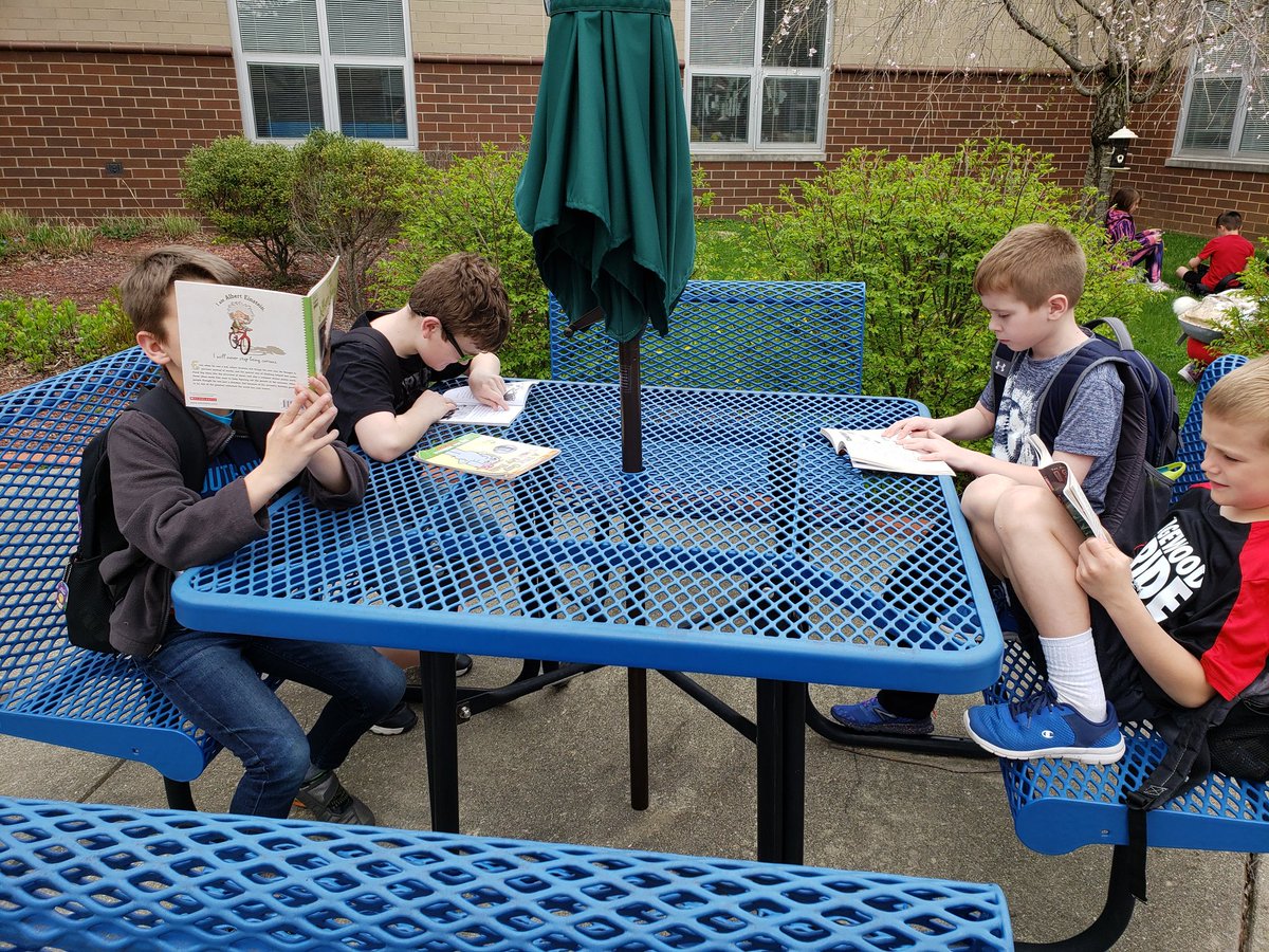 Mrs_Corlette's tweet photo. Reading in the courtyard!! @EdgewoodPrimary https://t.co/U7kzB6V5gL