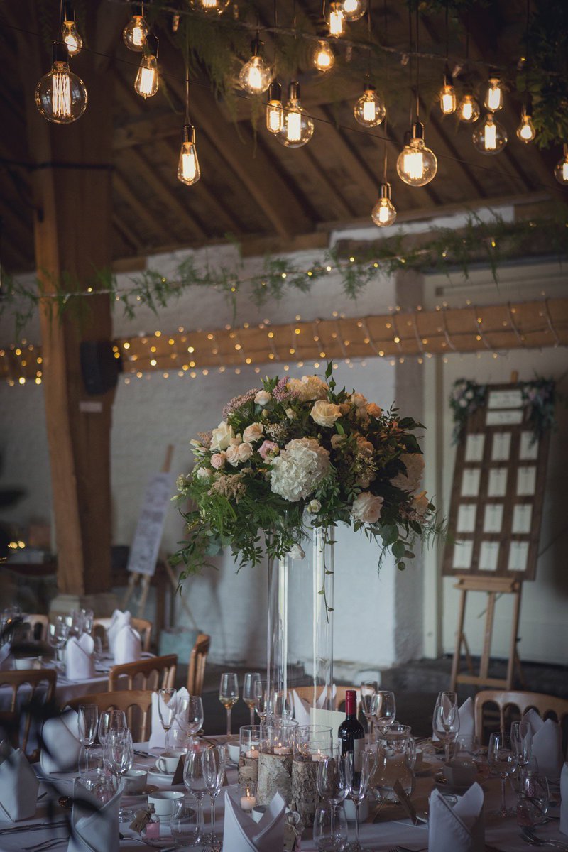STEMSDESIGN's tweet image. Wednesday Wedding Showcase! Back in August 2017 we had the pleasure of creating the florals for the lovely Chloe &amp;amp; Steve’s wedding at @eastriddwedding! What do you guys think? Photographed perfectly by the wonderful @LissaAlexandra 📸🕯🍃
#wedding #bouquet #weddinghour