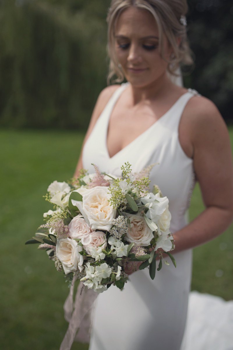 STEMSDESIGN's tweet image. Wednesday Wedding Showcase! Back in August 2017 we had the pleasure of creating the florals for the lovely Chloe &amp;amp; Steve’s wedding at @eastriddwedding! What do you guys think? Photographed perfectly by the wonderful @LissaAlexandra 📸🕯🍃
#wedding #bouquet #weddinghour