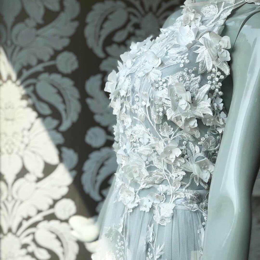 TeokathofLondon's tweet image. 🌸Spring Windows🌸| Spring has blossomed in store this week! We’re celebrating the onset of the warmer weather with dressing our windows with all things floral! 🌼🌸🌼🌸 #lovewimbledon #londonbride #springwindows #londonbridalshop