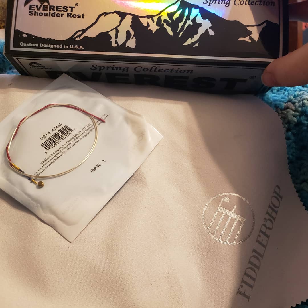 A great big shout out to @fiddlershop for their fabulous service! Seen here is a Spring Collection Everest shoulder rest and D'Addario Helicore G- string. Can't wait to play #lookout4seaspray #fiddlershop #fabulous #everestshoulderrest #daddario #helicorestrings #ThankfulThursday