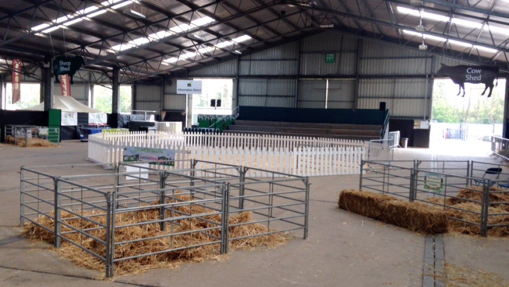 waltjack71's tweet photo. Looking forward to CountryTastic tomorrow @3countiesshows Taking three Ewes and Lambs along with me to help educate the public about about British Farming and Auctioneering. @RoyalAgUni #countrytastic #ticketonlyevent https://t.co/6xPVf5vply