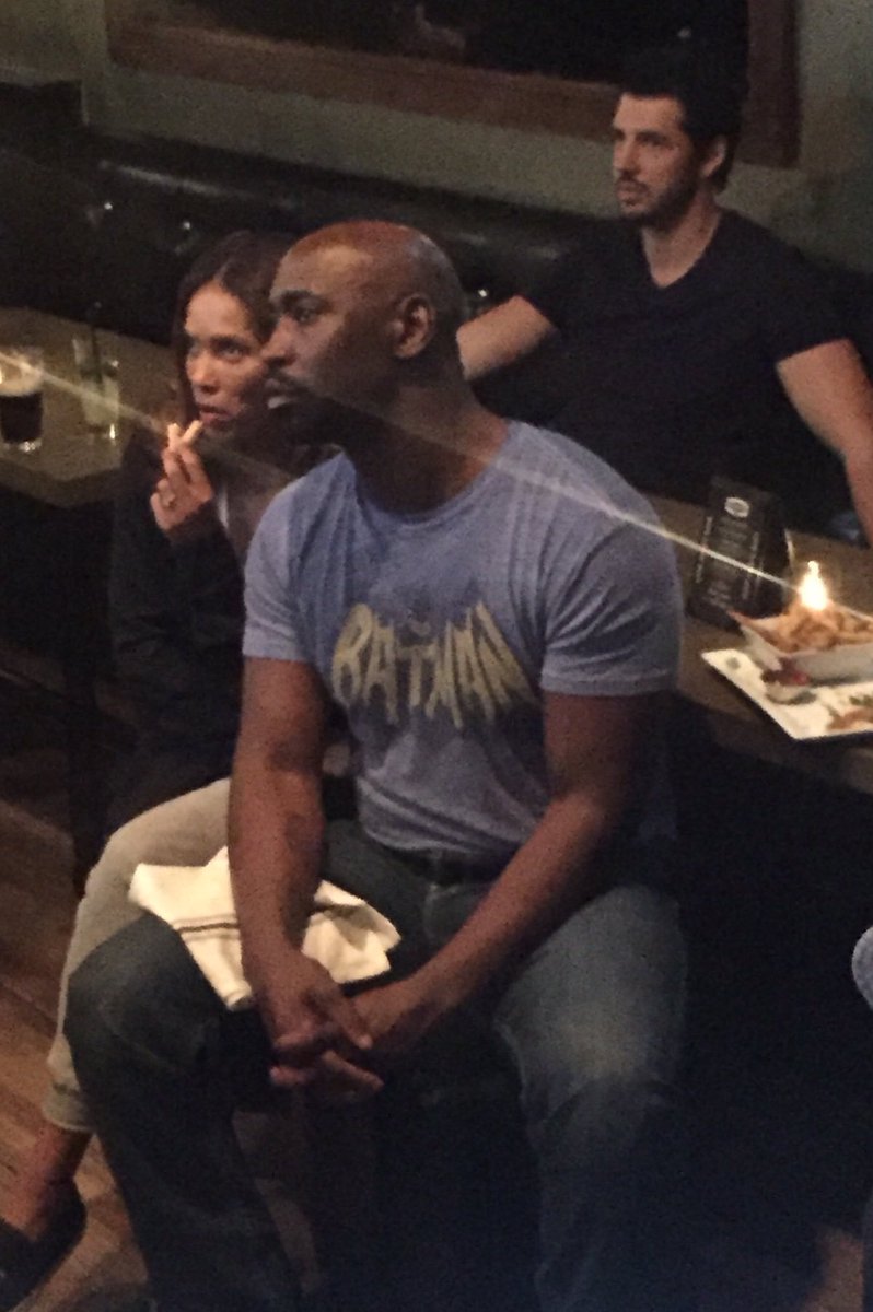 db_woodside's tweet photo. #BatAppreciationDay 
#BatAppreciationDay2019 #DBWoodside #LesleyAnnBrandt #StephanMiers #Batman 😉🦇 https://t.co/6fLwgVXxOh