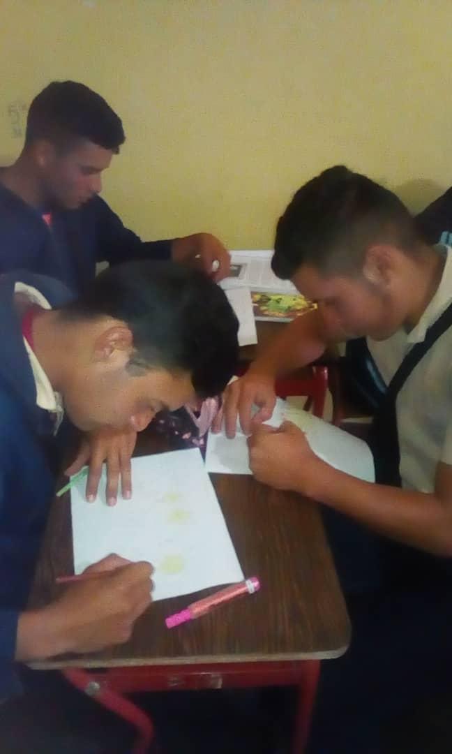 LNCamiloPrada's tweet photo. #Fotos2 Estudiantes del @LNCamiloPrada de la extensión en la aldea Los Hornos, con la asesoría de la profesora Yuliani Torres realizan actividades relacionadas al plan integral. #SemanaSantaDePazYUnión cc @psuvaristobulo @MPPEDUCACION @RadioEducativaV @ViceSocialT @ColombeiaTV https://t.co/4VpeJTQ1eG
