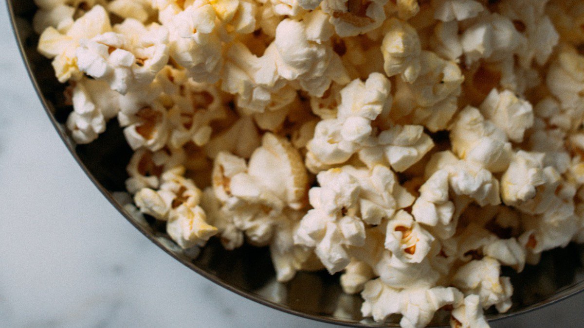 Avant de préparer du popcorn, trempez les grains de maïs dans l’eau pendant 10 minutes. Cela permet au maïs d’éclater plus rapidement et réduit le nombre de grains non éclatés. #TrucDeChef