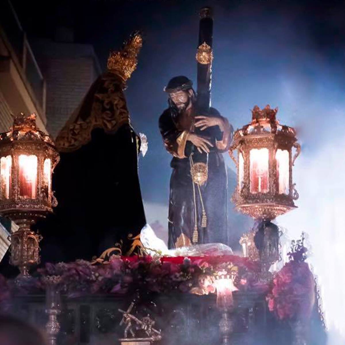 CofradiasMotril's tweet image. 🔈 ÚLTIMA HORA
El Cabildo de Oficiales de la Hermandad del Gran Poder ha decidido adelantar su paso por Carrera Oficial media hora antes de lo previsto, siendo la hora de llegada actual a las 02:15 h. 

SIGUE EL HILO 👇🏼