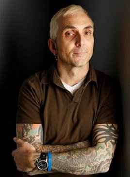I like to share great songs from past Center Stage Show guests (that weren't played on their episodes).  Today it's ART ALEXAKIS (Everclear) with One Hit Wonder" Check it out: youtube.com/watch?v=PEUWx4…