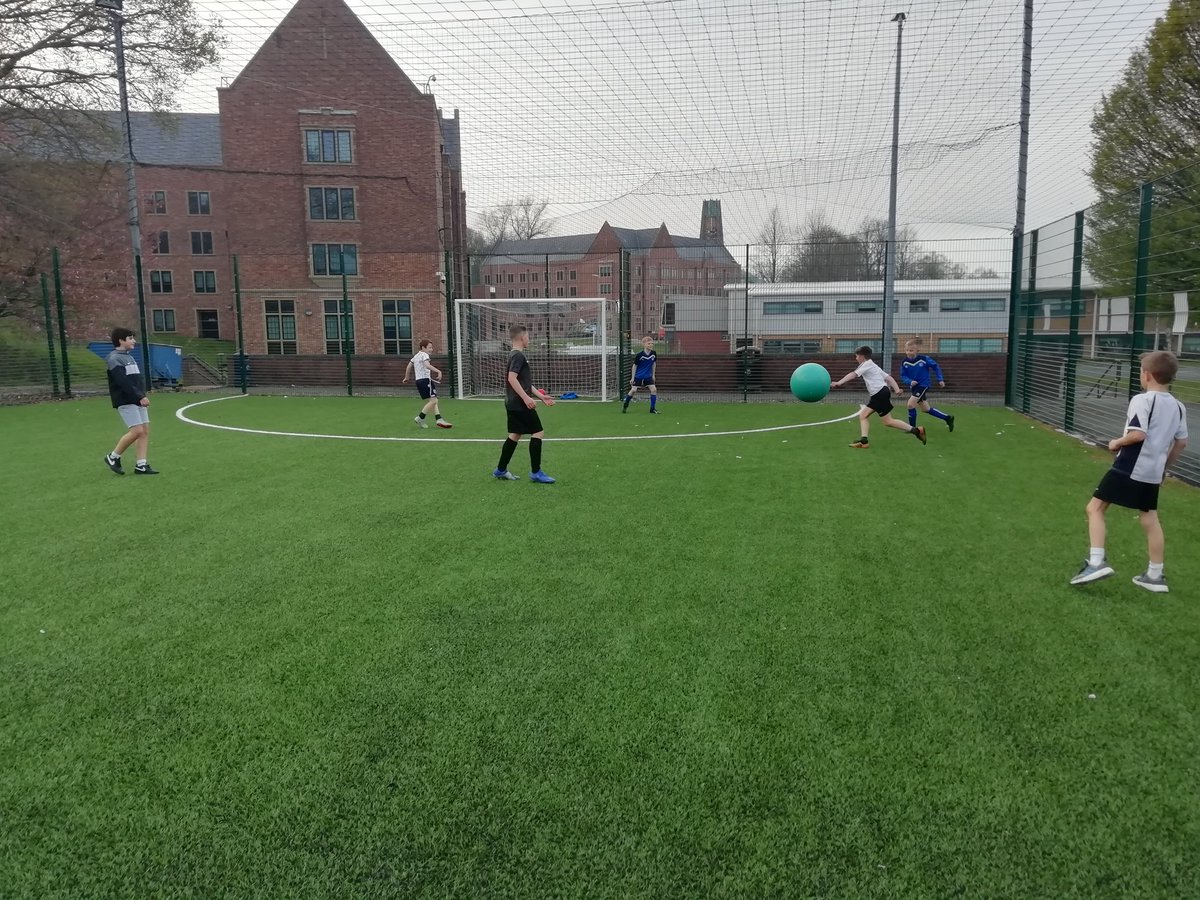 RochdaleFutsal's tweet photo. STRENGTH AND CONDITIONING I
🔥 Outstanding work out with our very own and unique Strength and Conditioning #eggcercise tonight.🔥Brilliant fun play with the Easter Egg surprise Match!🐣⚽
Come and Join us!🎯
#competition #training #performance #strength #conditioning #fitness https://t.co/JxJjFMadP3