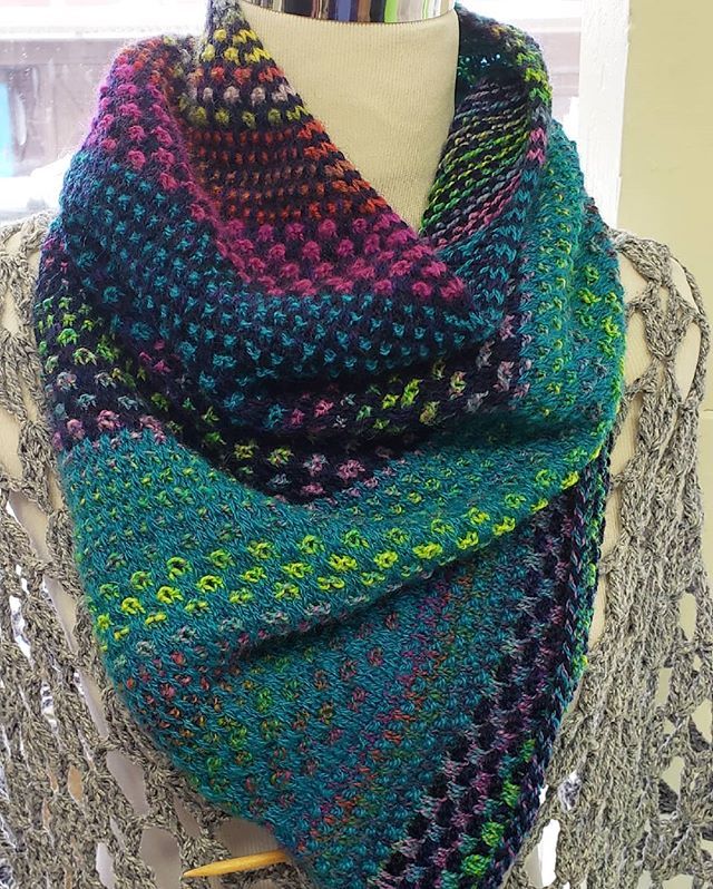 cgoyer's tweet photo. #theshiftcowl by @dreareneeknits knit using #handspun on display at #thebeadmerchant in Grants Pass.

#knittersofinstagram #nevernotknitting #handknit https://t.co/1lsqtQRZMZ https://t.co/QOO8dri2c3