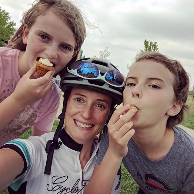 SNACKS: The other best part about #Cyclofemme 
RIDE WITH US MAY 12!
📸: @bikeralli .
.
#ridetogetherrisetogether #cyclofemmeislife #cycling #ridewithus #weridetogether #womenscycling #womenwhoridebikes #womenonwheels #women #femme bit.ly/2ZfOm7X