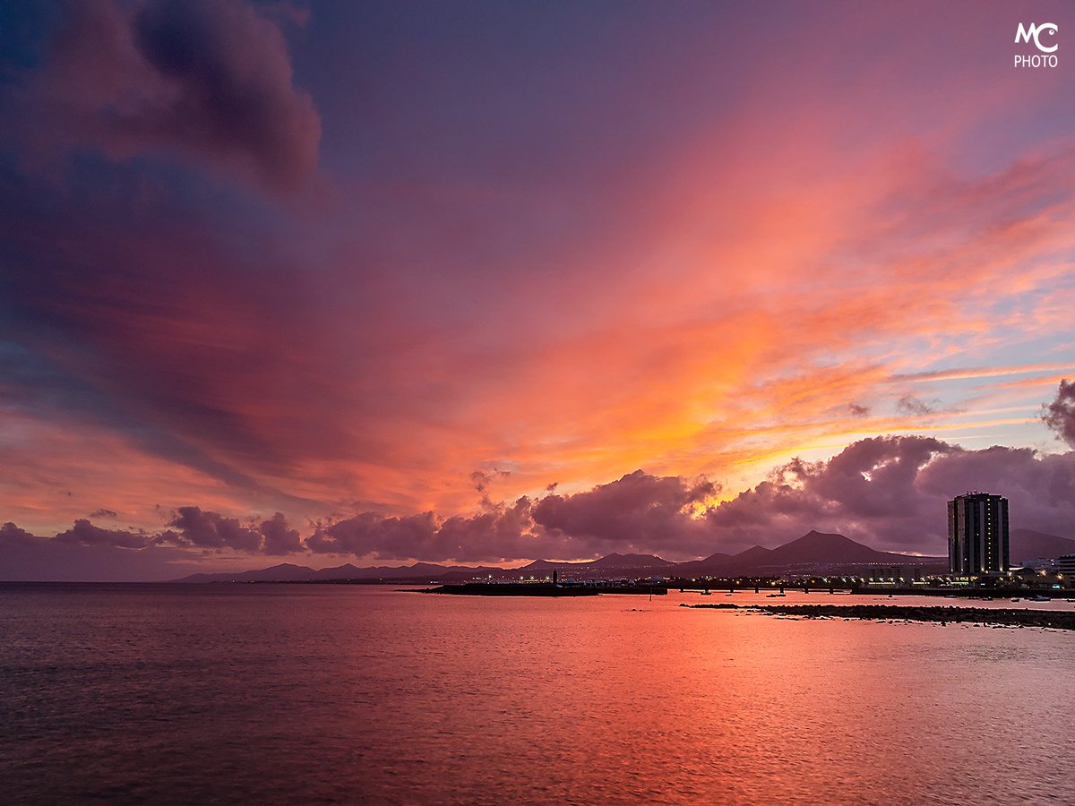 Miguelfcabrera's tweet photo. #Miércolessanto #Arrecife #Lanzarote #mar #puerto #ciudad #capital #litoral #isla #Ocaso https://t.co/EqYGK1npcQ