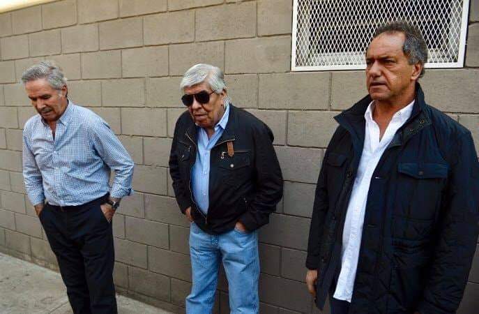Patriciodc's tweet photo. Ustedes se imaginan a estos peleando contra el FMI?  Burócratas, sojeros y menemistas.
La salida tiene que venir de manos de la mayoría trabajadora, saliendo a las calles.
#DerrotemosAlFMI https://t.co/o32FFdBrTr