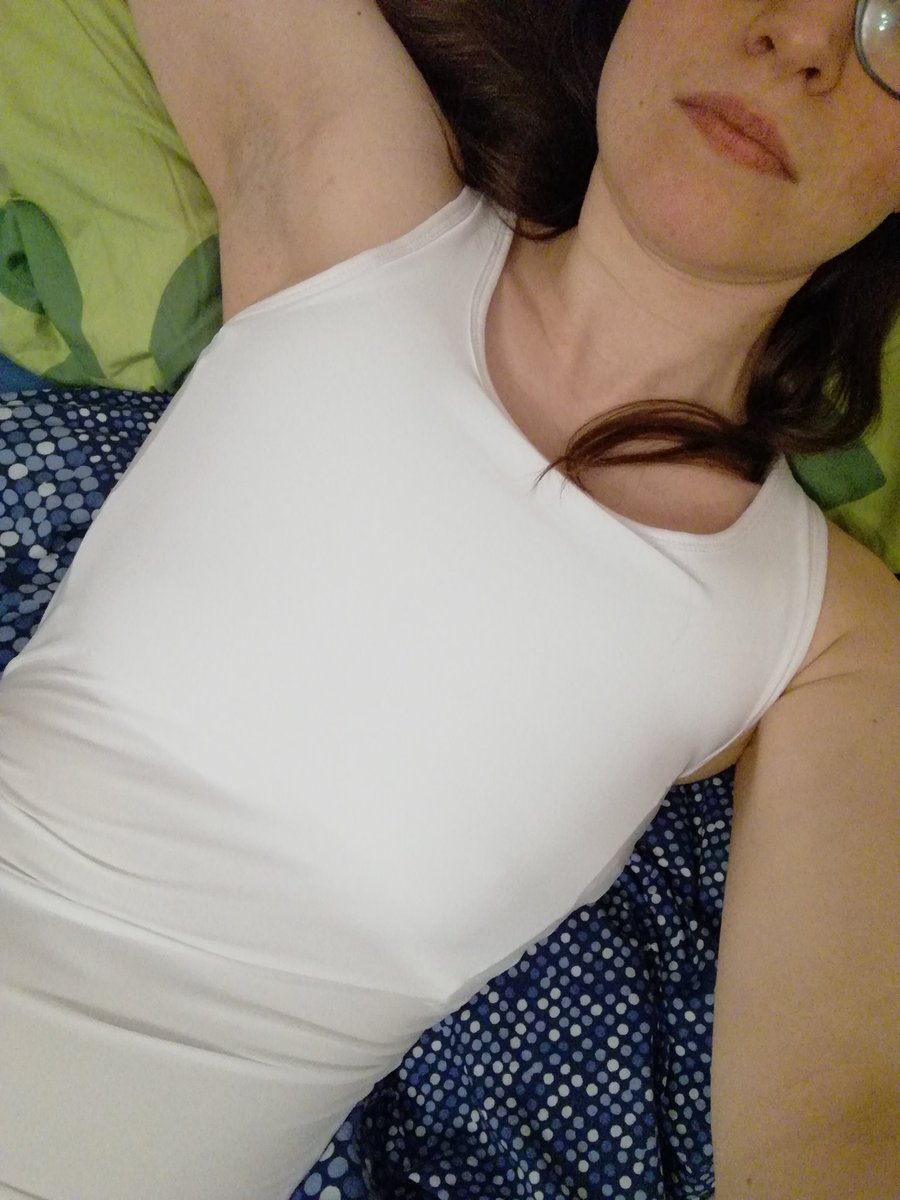 Minathene's tweet image. Mein neuer Binder macht seine Sache gut #lessboobs