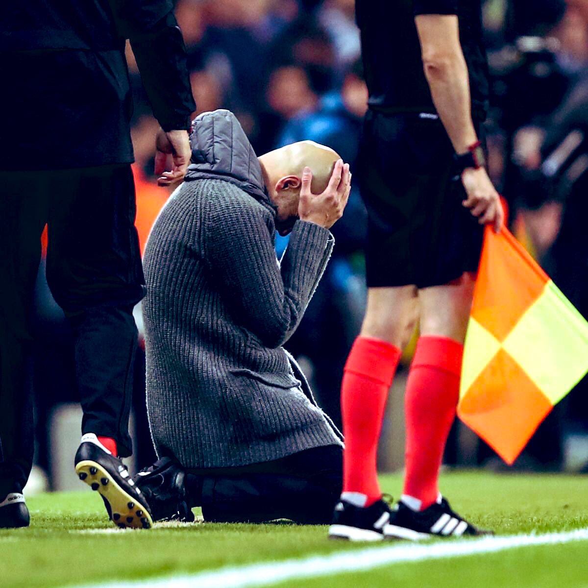 DonFutboI's tweet photo. “Quisiera que los fans me mostraran que realmente quieren ir a semifinales” - Pep Guardiola.

Hoy en Manchester se usaron los parlantes del estadio con el sonido de hinchas. Un equipo que tiene un hielo en el pecho, no merece una Champions. Así no Pep. https://t.co/UuisTBGCQO