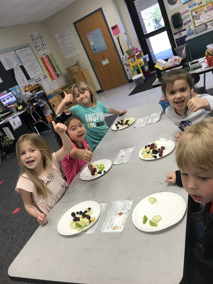 megannskidmore's tweet photo. We are having so much fun in Kindergarten! We are starting a How-To writing unit by making fruit salad #makingdayscount #notcountingdown #patriotsonpoint https://t.co/mTRQAMKwFW
