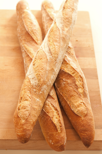 We all ❤️ good #French bread aka an ever so slightly golden brown baguette. 🥖The stick-like bread & French icon became popular in #France starting in the 18th century but the actual label of 'baguette' didn't pop up until the 1920s. #foodie #NationalFoodMonth