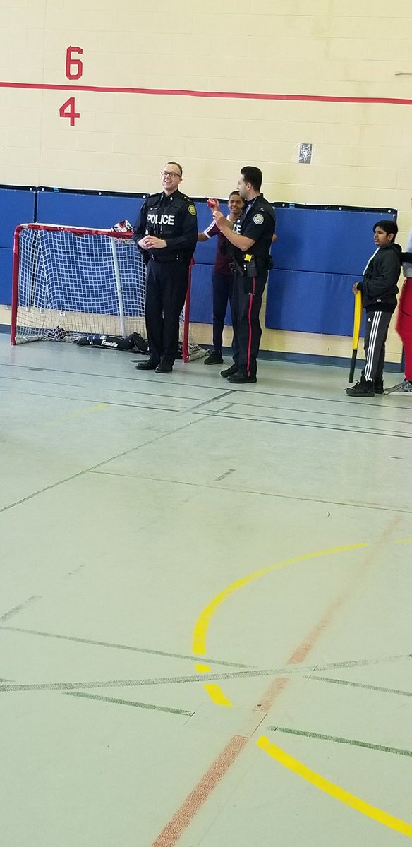 tps33watch's tweet image. Was a pleasure having our boss come out on a ride along and play cricket with our kids at Lord Dufferin. #proaction #copsandkids #youthprogramming #neighbourhoodpolicing #tps