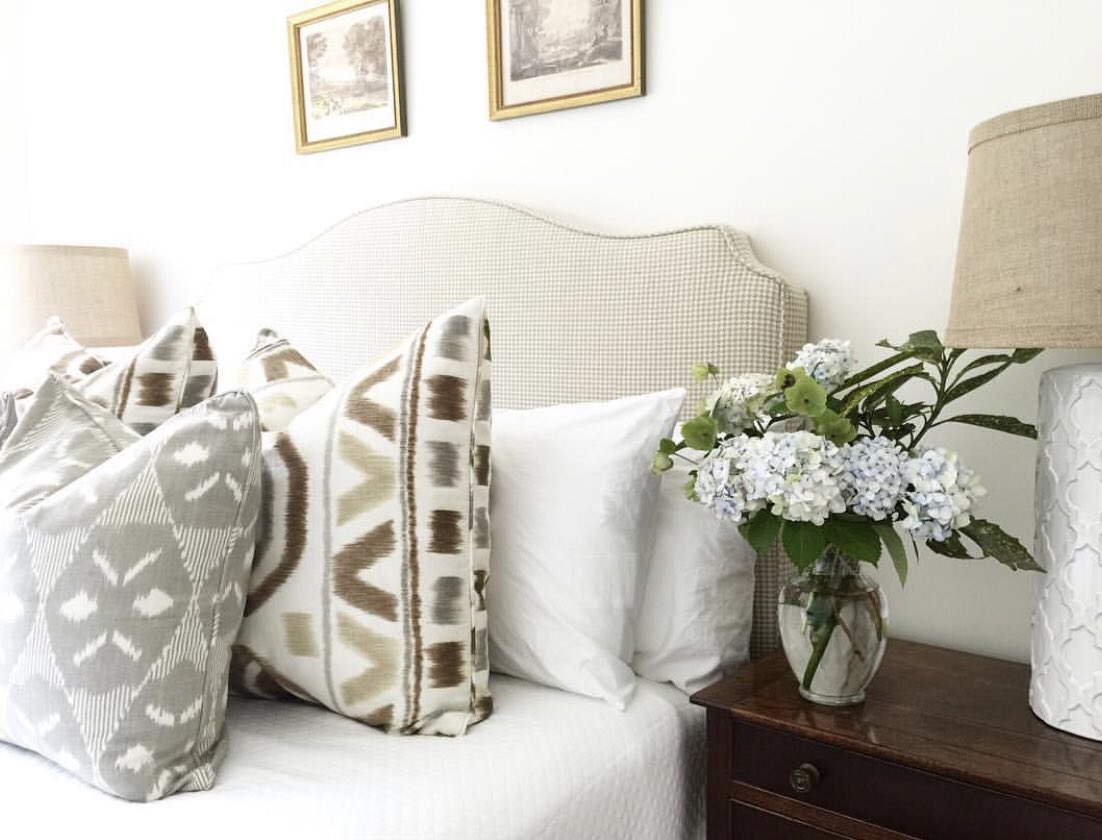 WeHeartFabric's tweet photo. Lake house luxury. Find the perfect fabric for your headboard! How do you like this look by @maggiegriffindesign - #lakehouse #headboard #fabric https://t.co/3pMVP9W2mc