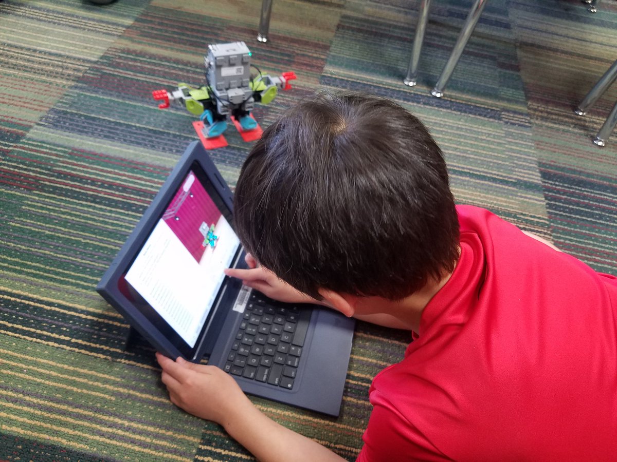 MrsPruenteCCE's tweet image. Robot time in coding club today,  ...we learned how to program superhero to boogie and we are bound and determined to make our meebots dab 😎
#codingatthecastle 
#Sphero 
@Sphero 
@JIMURobot 
@UBTECHRobotics 
#thisiscce 
#thisismidway 
@CastlemanCreek 
@MISDFoundation