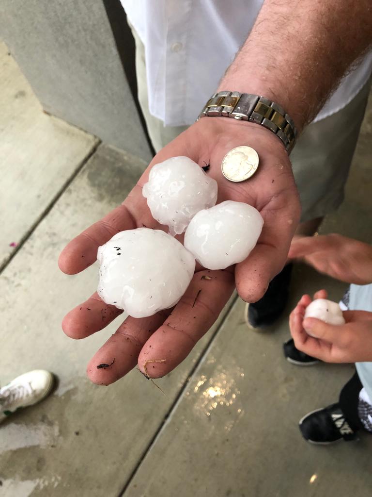 gianrincon's tweet photo. Tamaño del granizo caido el pasado Sábado en SATX @UnivisionSATX https://t.co/ptvvZIibaI