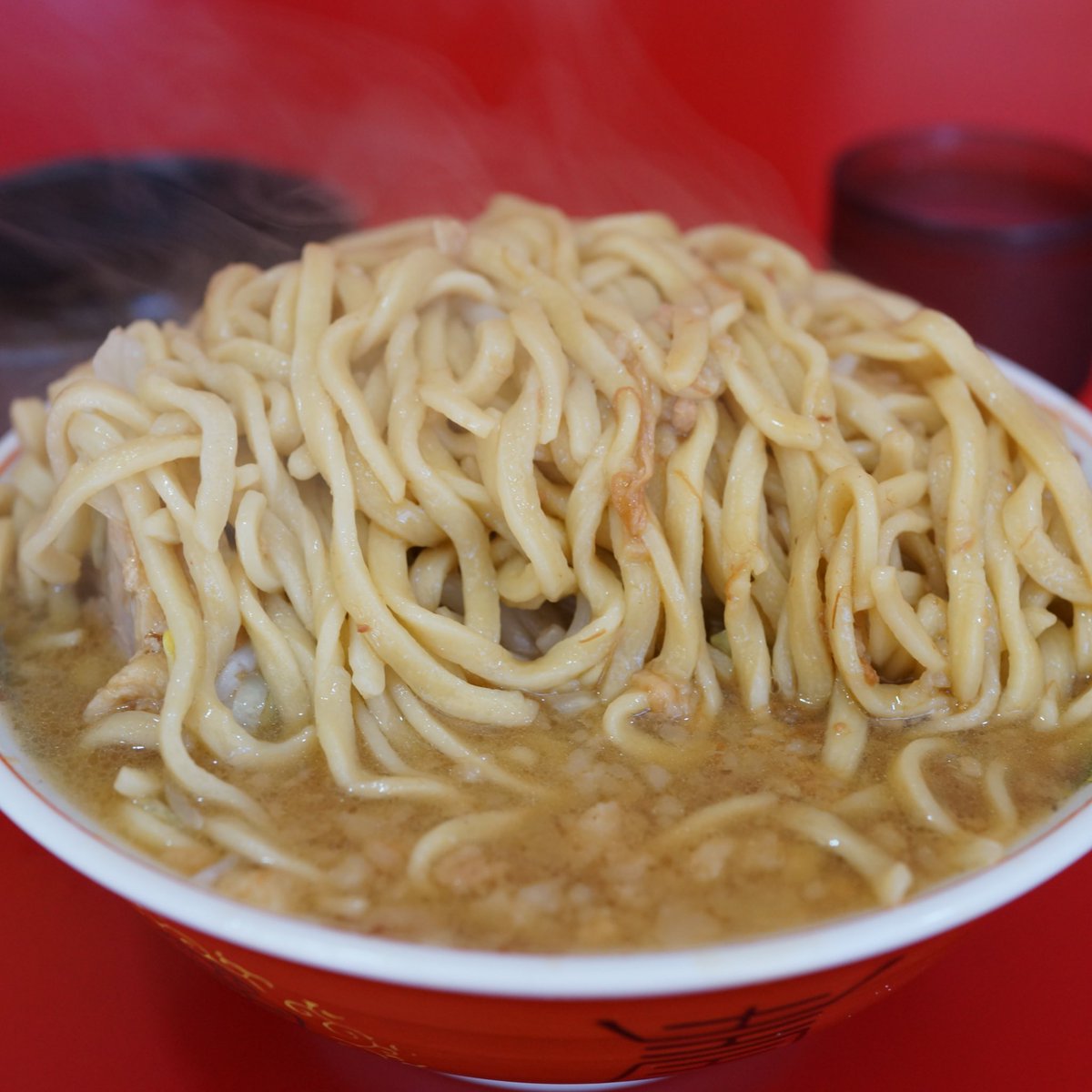 平成31年4月18日木曜日
ラーメン二郎 札幌店
小豚+生卵+生卵 ニンニク950YEN
麺、デロらせ気味に仕上がってプルと柔らか超俺好みっ！味染みまくって最ッ高にウマい麺。
ブタ、これ完全に神ィ！フアッフアで脂身トロけるブタ。
汁、アブラ溶け込んだ甘〜い汁に醤油利いてて途方もなくウッメェ！
完飲。