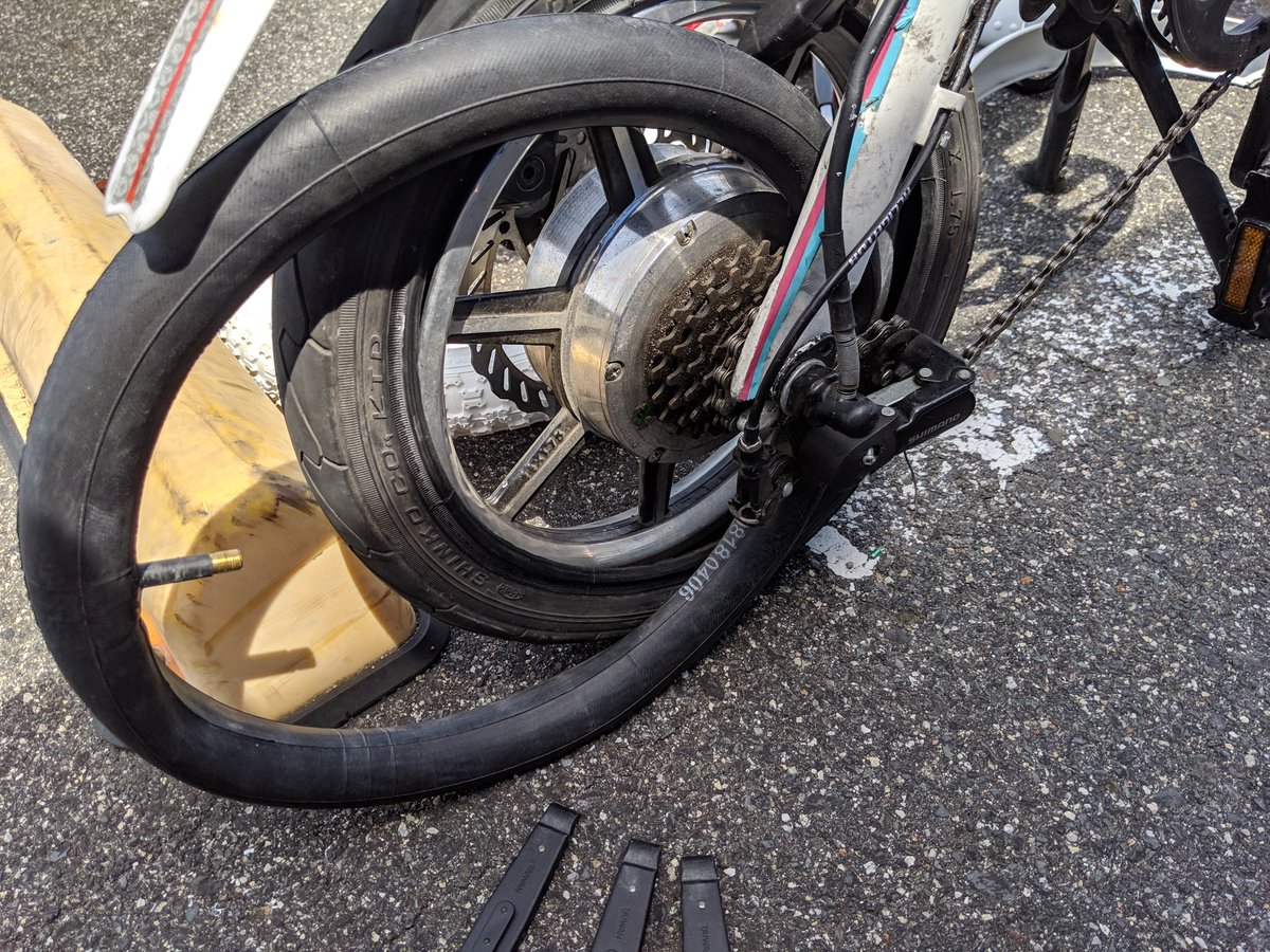Seti Tera 個体差かなあ Glafit バイク簡単パンク修理 タイヤ外さないで空気抜いてタイヤレバーでタイヤの片側を外す 中のチューブだけ引っ張り出して空気を入れてパンク穴を探す 修理キットのヤスリで穴周辺をゴシゴシ パッチをペタリ Seti Tera 個体差かなあ Glafit バイク簡単パンク修理 タイヤ外さないで空気抜いてタイヤレバーでタイヤの片側を外す 中のチューブだけ引っ張り出して空気を入れてパンク穴を探す 修理キットのヤスリで穴周辺をゴシゴシ パッチをペタリ